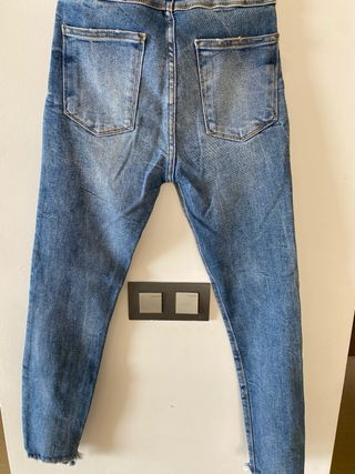 Jeans Zara azul con bajo deshilachado