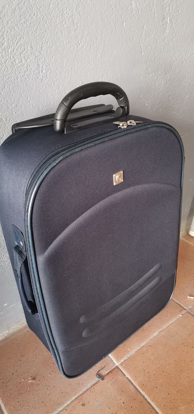 MALETA DE VIAJE 40L CON RUEDAS D Roses (no envío))