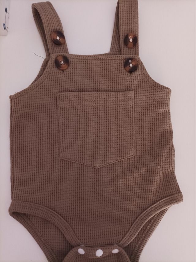 Pelele de bebé de punto marrón