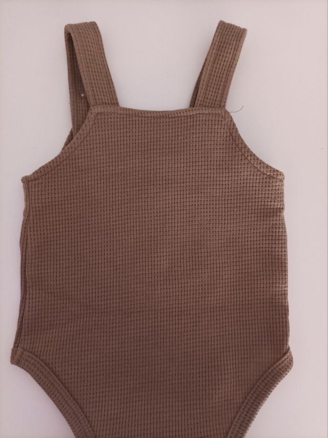 Pelele de bebé de punto marrón