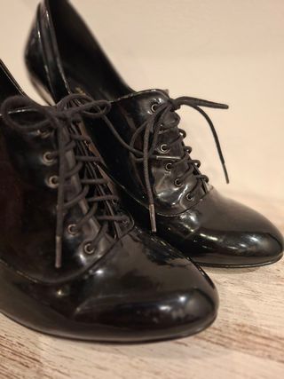 Zapatos Abotinados Charol Negros
