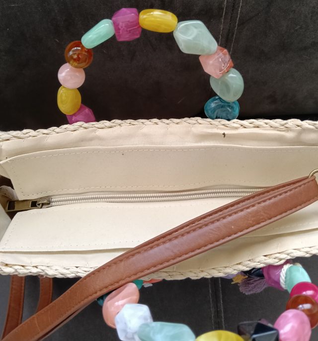 Bolso de mimbre con asa de cuentas multicolor