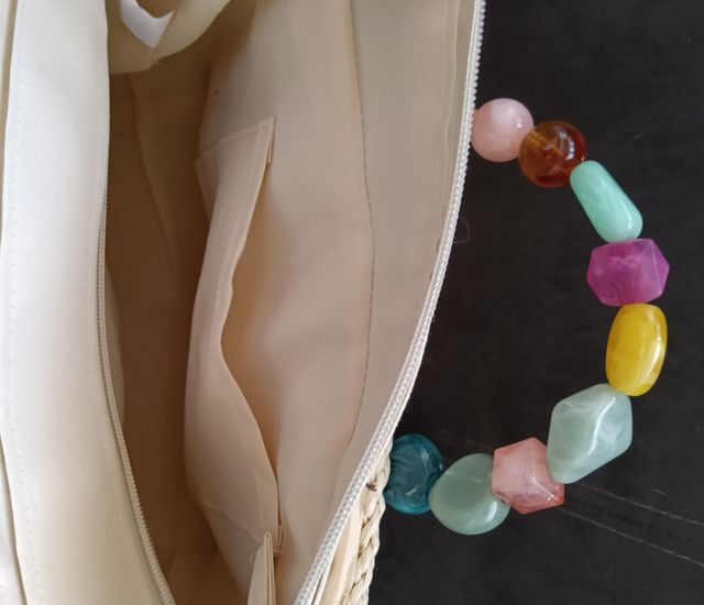 Bolso de mimbre con asa de cuentas multicolor