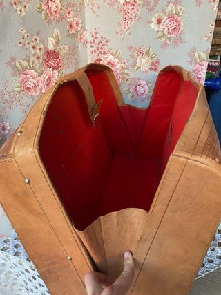 Maleta de cuero vintage grabada