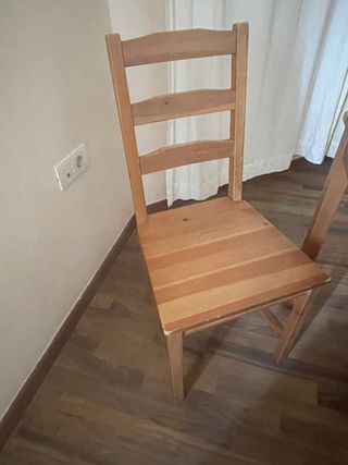 Mesa de comedor de madera con 4 sillas