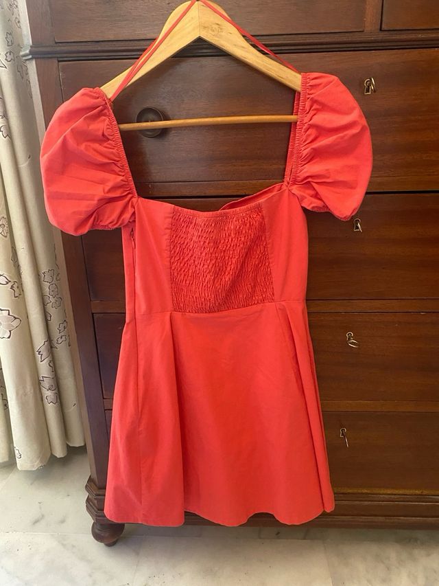 Vestido coral Bershka escote palabra de honor