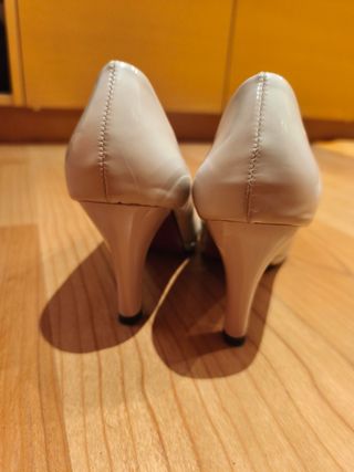 Zapatos de salón beige