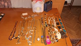 Collares y pulseras variados