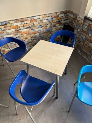 Juego de mesa y sillas de  cafetería en buen estad