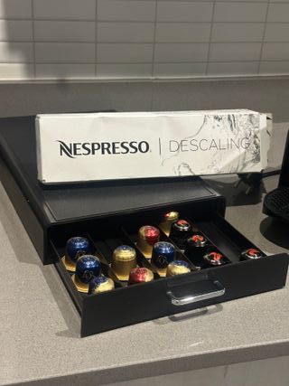 Cafetera Nespresso Inissia + Accesorios + 20 caps