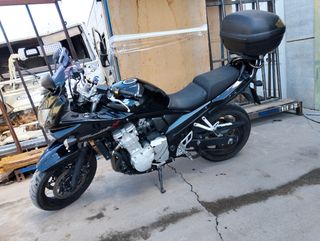 Moto Suzuki Bandit Negra