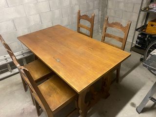 Tavolo e 4 sedie in noce massiccio
