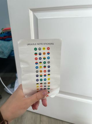 Ukelele verde con accesorios