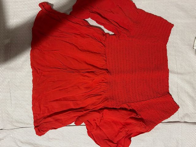 Maglia rossa con maniche a campana
