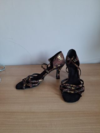 Zapatos de baile con estampado dorado