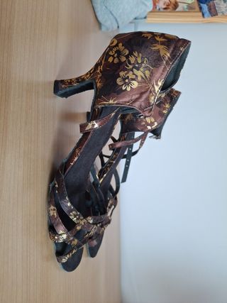 Zapatos de baile con estampado dorado