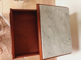 Comodini e cassapanche in legno e marmo