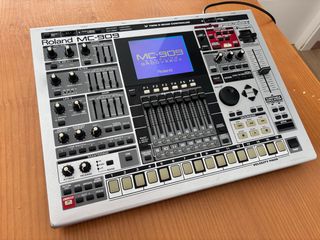 Roland MC-909