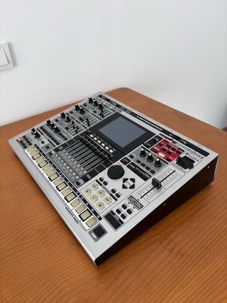 Roland MC-909