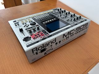 Roland MC-909