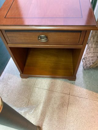 Mesita de noche o auxiliar de madera