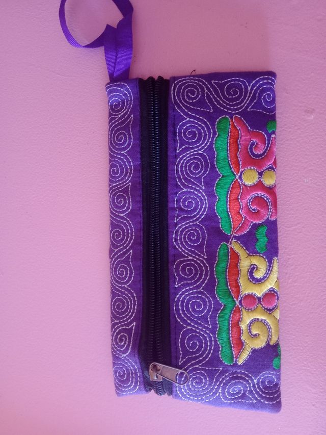 Monedero morado bordado