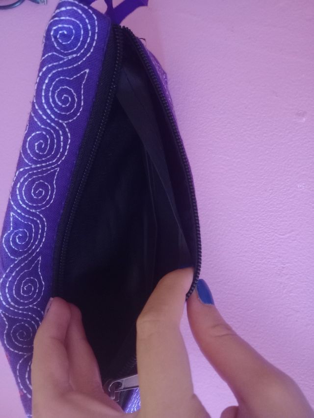 Monedero morado bordado