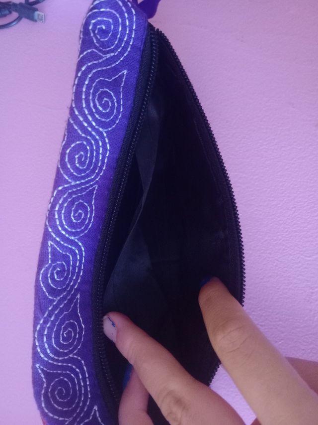Monedero morado bordado