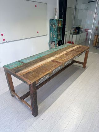 Mesa de madera rústica multicolor