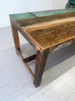 Mesa de madera rústica multicolor