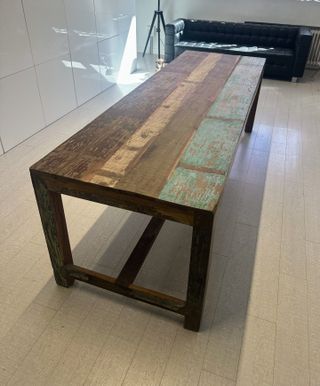 Mesa de madera rústica multicolor