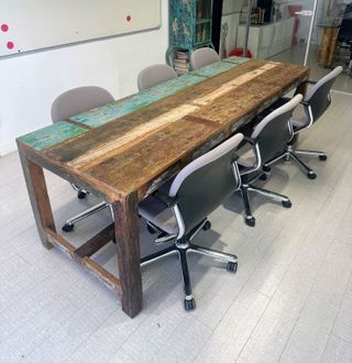 Mesa de madera rústica multicolor