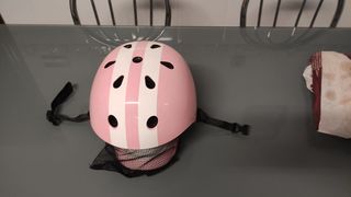 Casco infantil rosa con protecciones