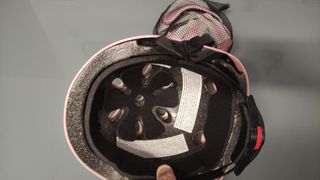 Casco infantil rosa con protecciones