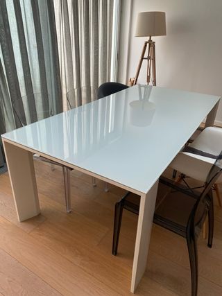 Mesa de comedor cristal blanco y patas madera