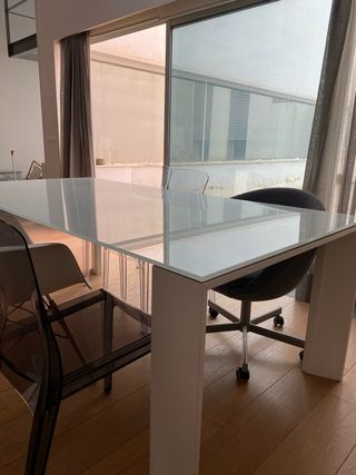 Mesa de comedor cristal blanco y patas madera
