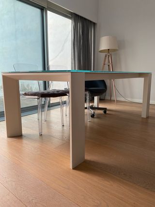 Mesa de comedor cristal blanco y patas madera