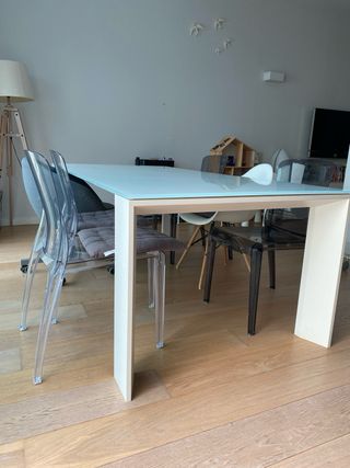Mesa de comedor cristal blanco y patas madera
