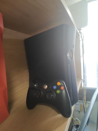 Xbox 360 Slim + Mando + Cables