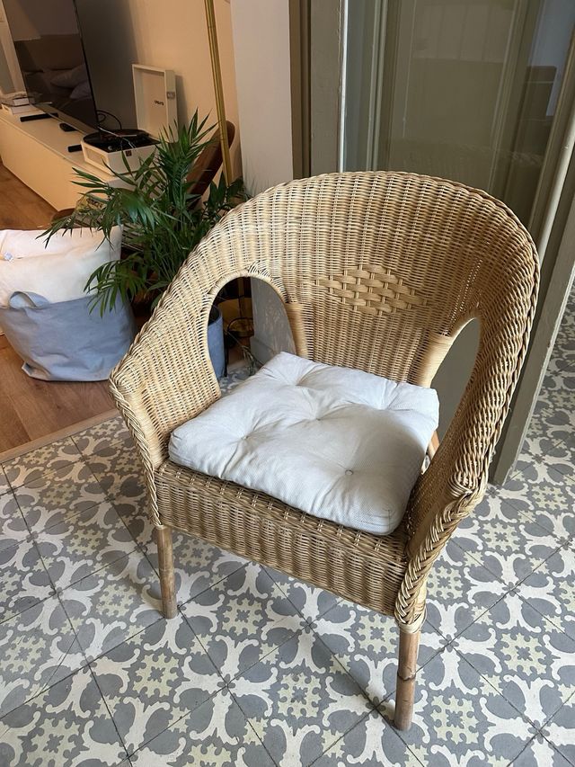 Sillón de ratán y madera 
con cojín de asiento
