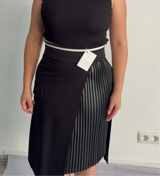 Falda negra asimétrica con plisado