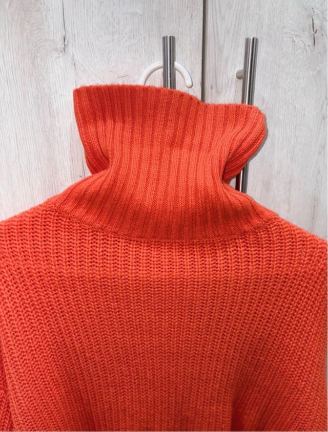 Jersey naranja cuello alto