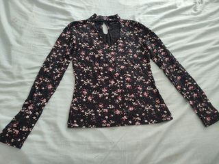 Camiseta Bershka floral manga larga