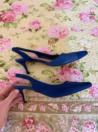 Zapatos de tacón azul eléctrico