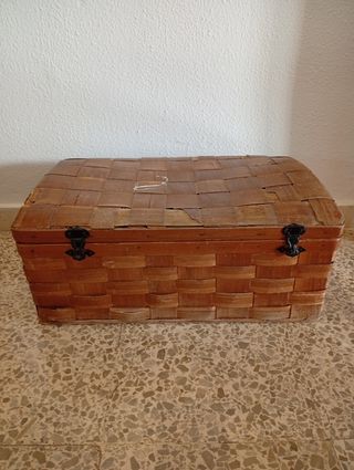 Baúl de mimbre marrón