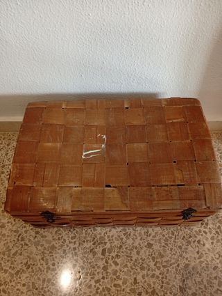 Baúl de mimbre marrón