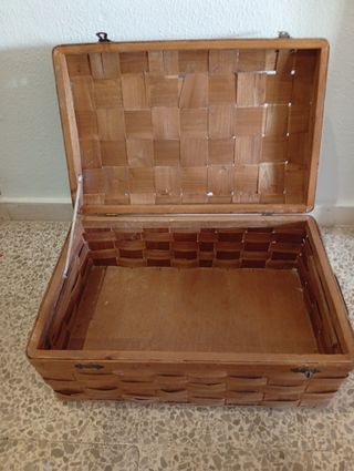 Baúl de mimbre marrón