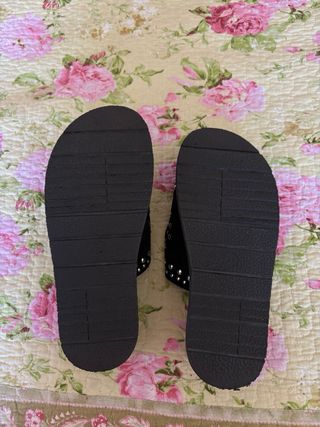 Sandalias negras con tachuelas plateadas