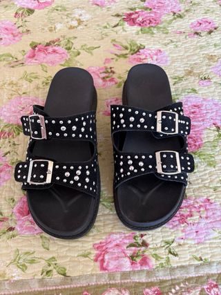 Sandalias negras con tachuelas plateadas