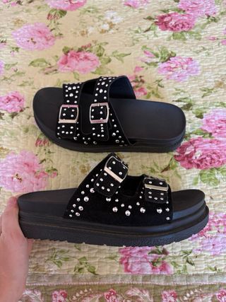 Sandalias negras con tachuelas plateadas